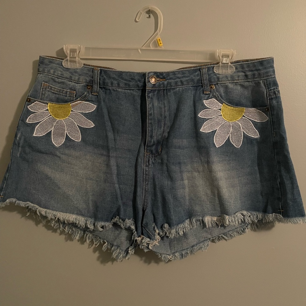 Plus size daisy shorts
